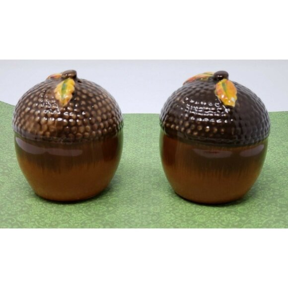 Salt  & Pepper Shakers Acorn Shaped - Picture 1 of 4